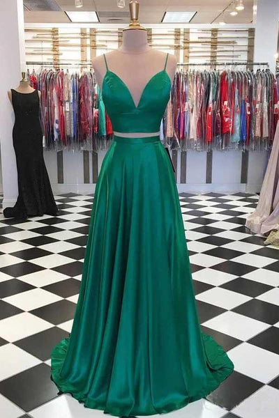 ❤️ Emerald Green Dresses. 1.2.3, which 👗do you like? 👉 . . . 👗👗  @arbenitascreation #emeraldgreendress #slitdress #p